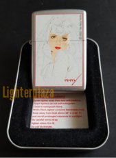 Zippo aansteker 2001. THE PETTY GIRL - THE BRIDE. Verchroomd satijn afwerking.