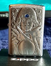 Zippo aansteker Fortune Teller Emblem. Chrome satin Finish.