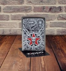 Zippo aansteker 2005 "SKULL INDUSTRIA" By  Barrett-Smythe Chroom geborstelde afwerking.