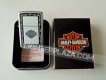 ZN000205HDH326 Zippo Feuerzeug von 2000. Barbed Wire Emblem